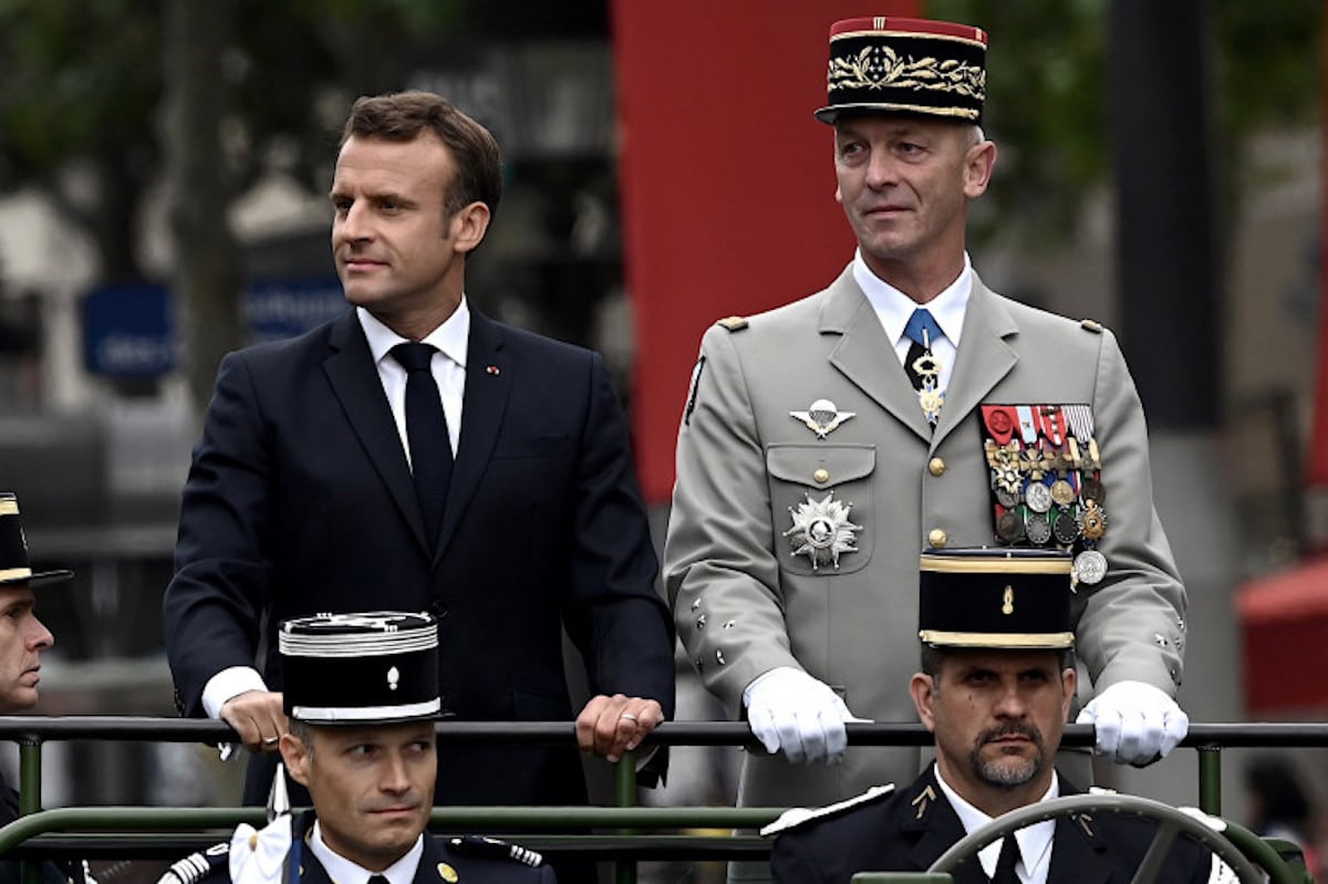 emmanuel macron siffle descente champs elysee