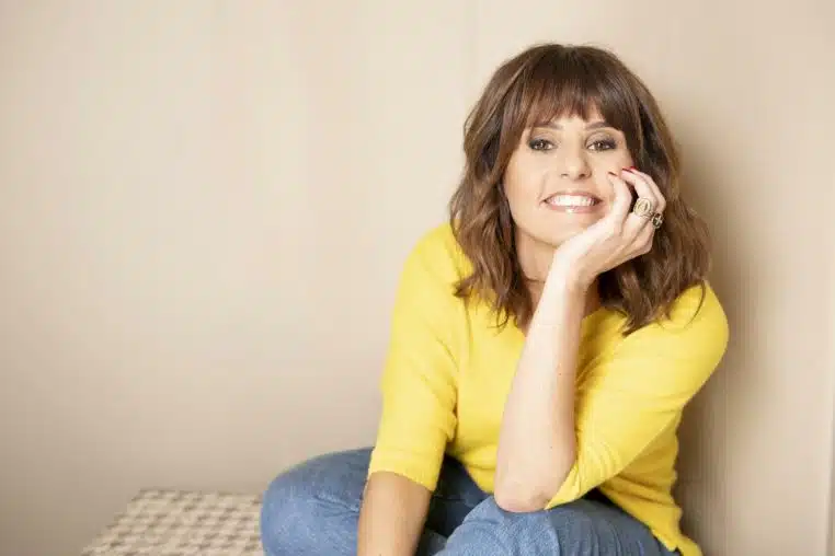 Faustine Bollaert en béquilles