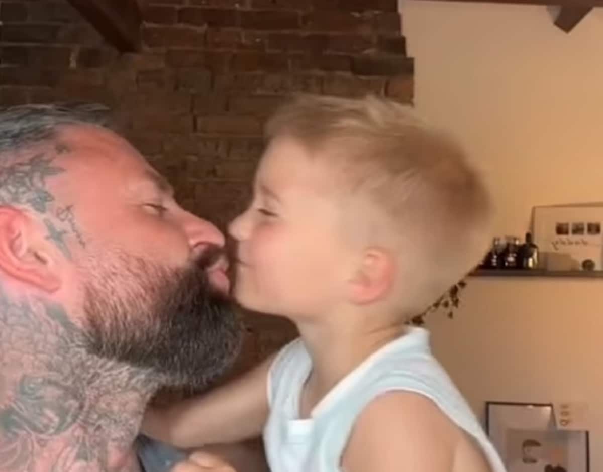 homme embrasse son fils bouche polemique