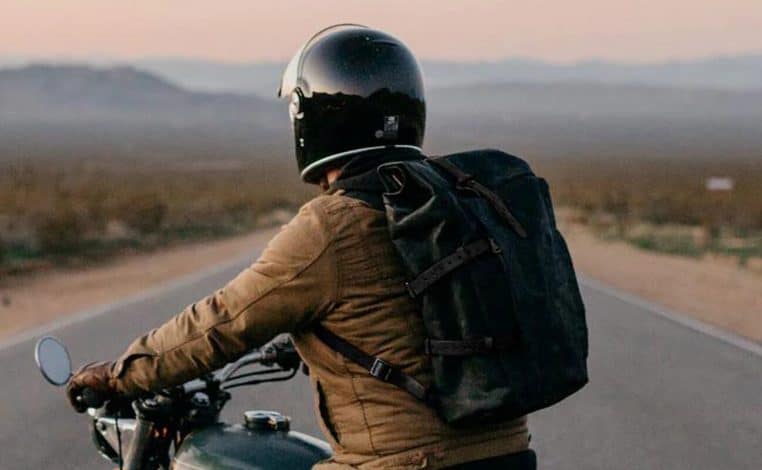 Ce motard se fait renverser par son père