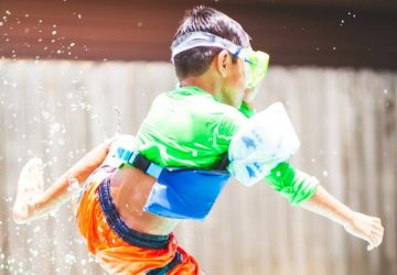 Son pénis se coince dans son maillot