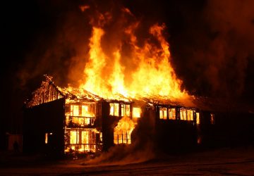 Maison en flammes : six cadavres retrouvés