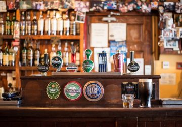 Un homme ouvre le feu dans un bar