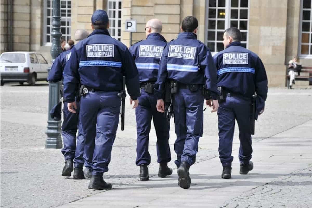 policier municipal traine plusieurs metre refus obtemperer