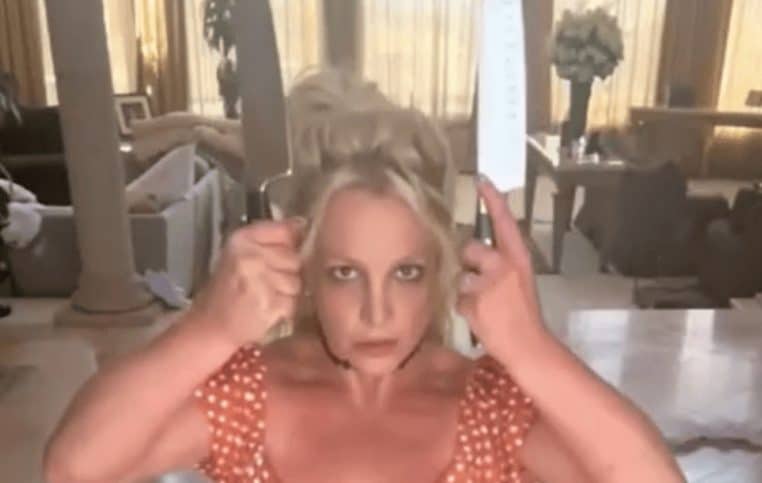 britney spears danse avec des couteaux, la police debarque