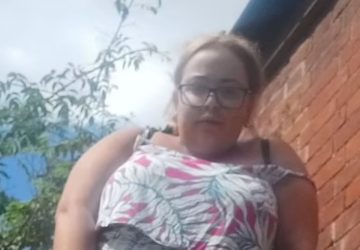 elle achete nouveau canape ecrase dessous deplacer