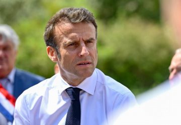 emmanuel macron contesté