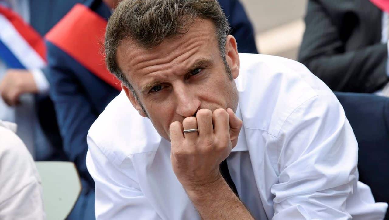macron se posant la question de sa lettre
