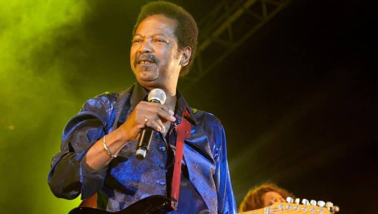 mort celebre chanteur age 74 ans