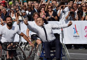 emmanuel macron fauteuil roulant (1)