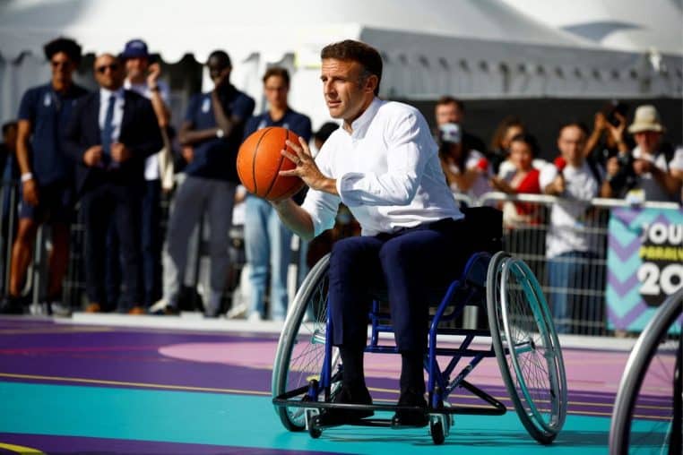 emmanuel macron fauteuil roulant (1)