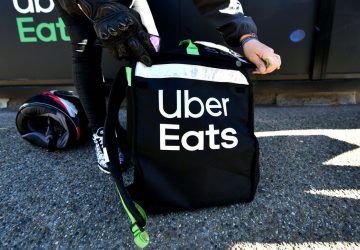 uber eats chanteur photo nu livreur