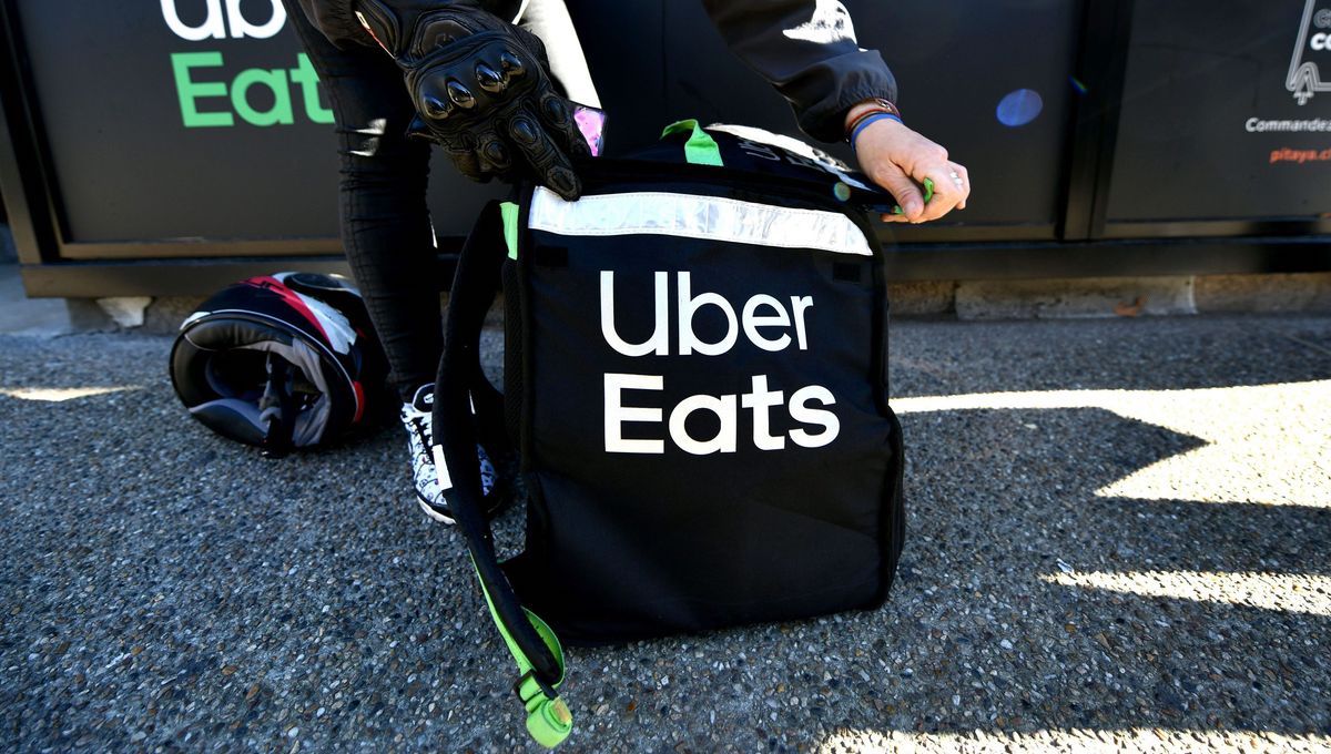 uber eats chanteur photo nu livreur