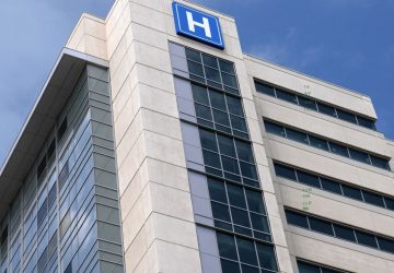 patiente meurt apres 10h dans un hopital