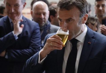 emmanuel macron en réfléxion
