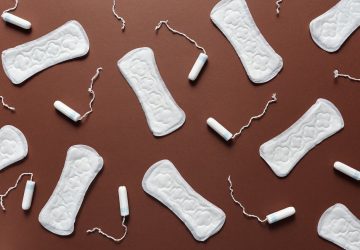Son père refuse de lui acheter des tampons