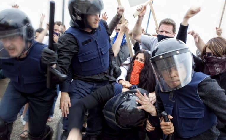 famille émeutes émeutier prime Noël maire mairie