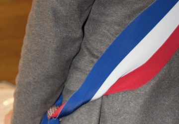 famille émeutes émeutier prime Noël maire mairie