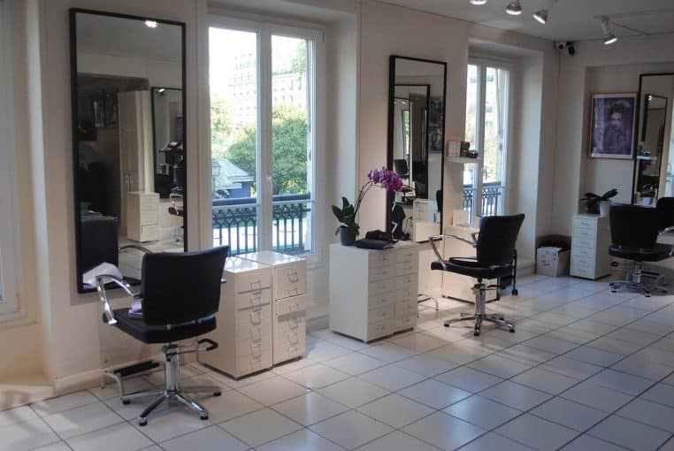 salon de coiffure dealait dans son salon chauve