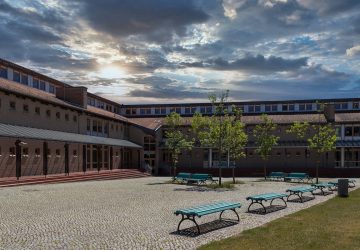 surveillant college retrouve site porno demission