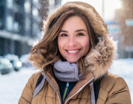 Une personne chaudement habillé pour faire face à l'hiver