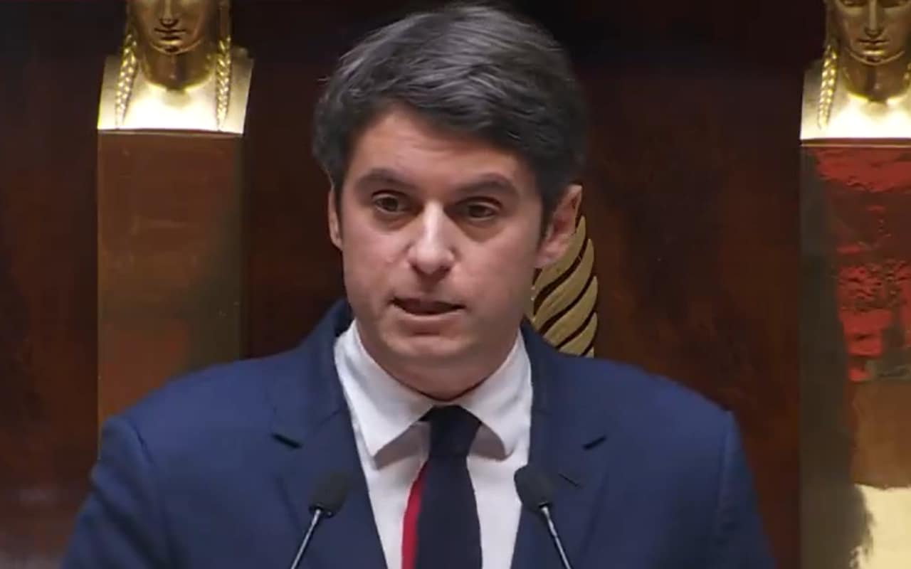 Gabriel Attal qui annonce à l’assemblé national la suppression d’une allocation qui a bénéficié à 300 000 français.