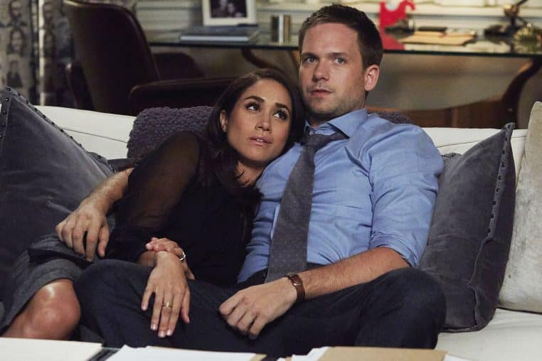 Meghan Markle et Patrick J. Adams dans Suits