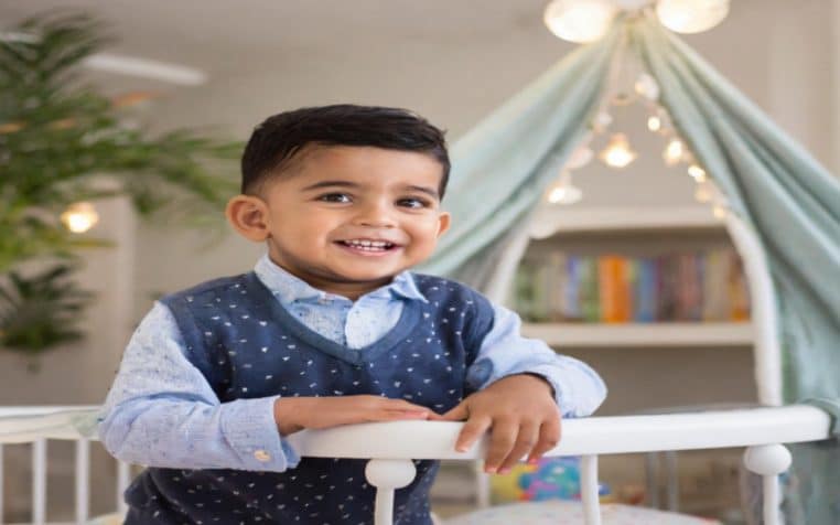 jeune-enfant-souriant-dans-sa-chambre-mohamed-amine