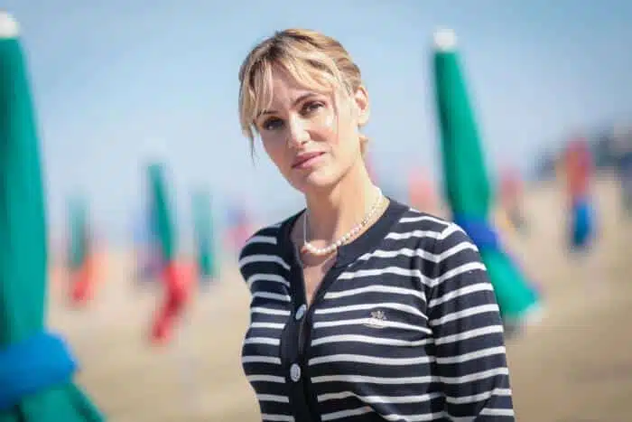 Judith Godrèche sur un arrière fond de plage