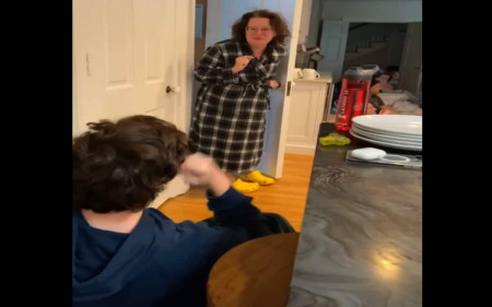 directrice-d'école-surprise-par-ces-élèves-à-son-domicile-surprise!