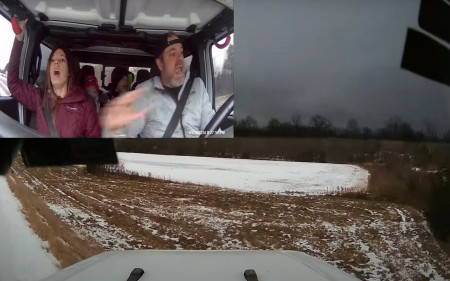 jeep d'une famille qui a dérapé sur une route glissante enneigé. La surprise et la peur se lit sur leur visage. La conduite s'avère cependant calme et maîtrisé.