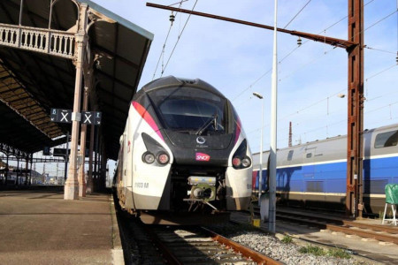 femme train sauter (2)