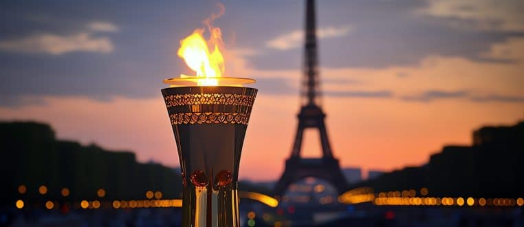 Flamme olympique en face de la Tour Eiffel