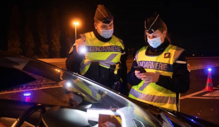 gendarmes femme seins saint sylvestre