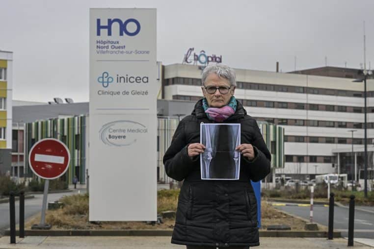 Marie-Jeanne devant l'hôpital Nord Ouest de Villefranche-sur-Saonne suite à son opération du genou manqué