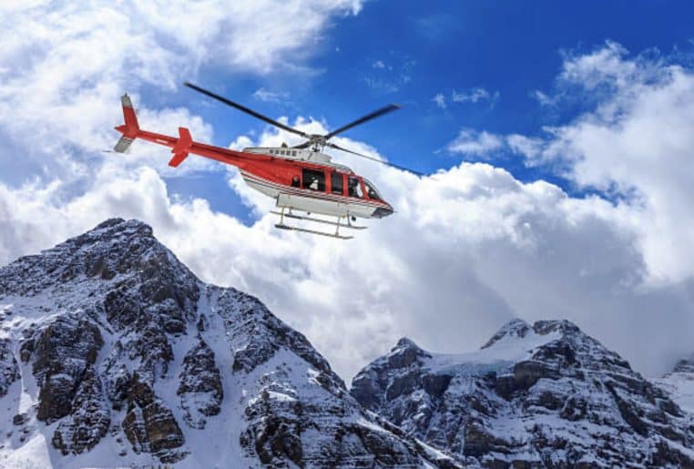 La jeune femme a été secourue en montagne par un hélicoptère après sa chute.