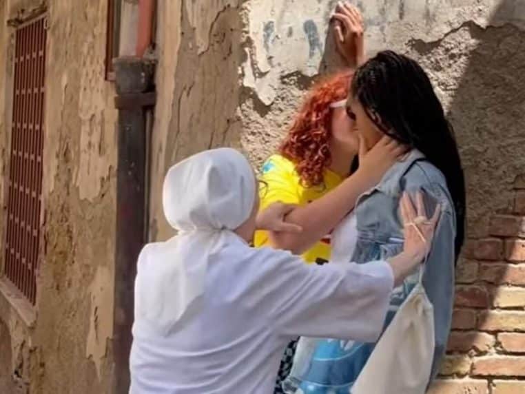 Une nonne sépare brutalement deux femmes en train de s'embrasser