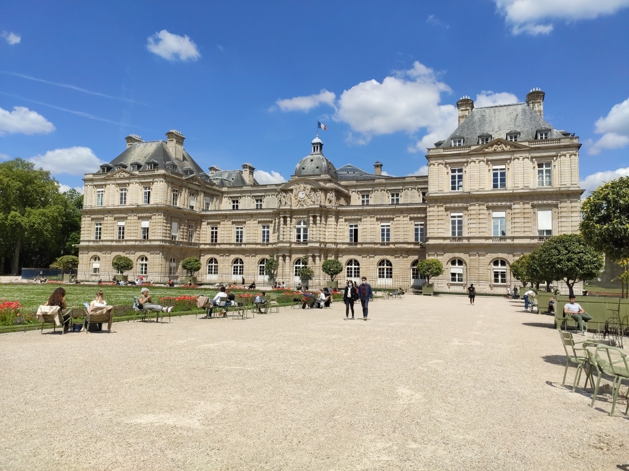 palais-du-luxembourg-dans-le-jardun-du-même-nom
