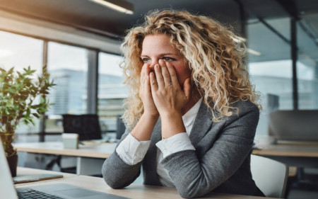 une-femme-proche-du-burn-out-se-tient-les-mains-près-de-son-visage
