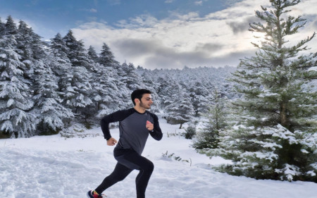 sportif-courant-en-forêt-en-hiver