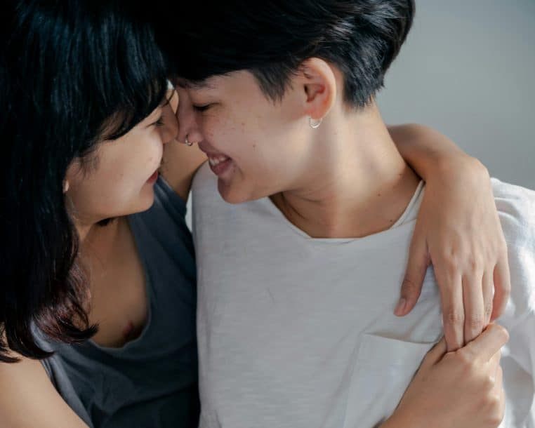 Sa petite amie la trompe avec sa meilleure amie