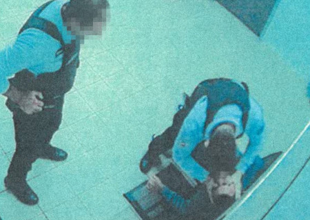 policier condamne doigt migrant