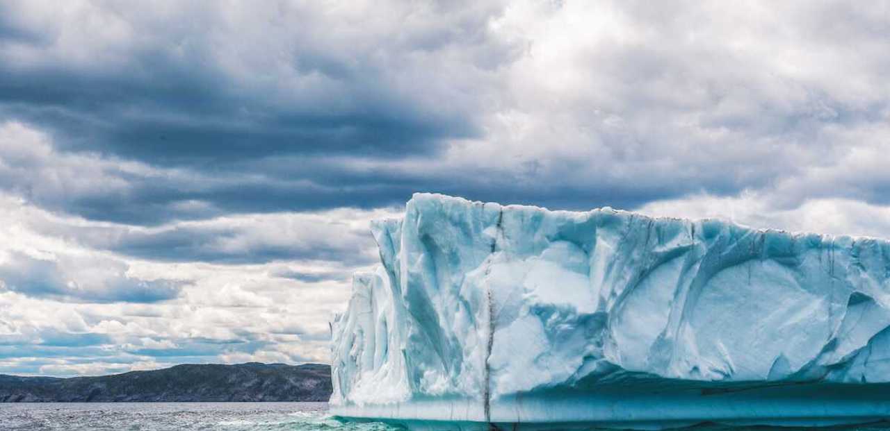 pourquoi-un-glacon-iceberg-geant-15-tonnes-arrive-a-malaga-en-espagne-sensibilisation-changement-climatique