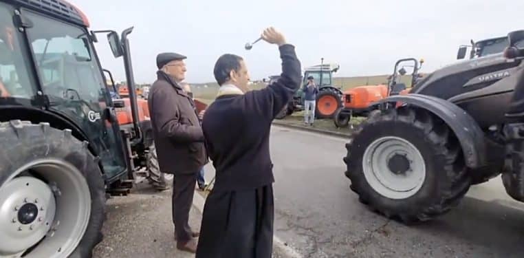 pretre beni convoi agriculteur colere