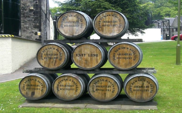 5 Tonneaux de viellisement pour le whisky dans une distillerie artisanale.