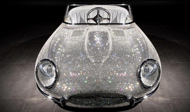 Une autre voiture recouverte de diamant
