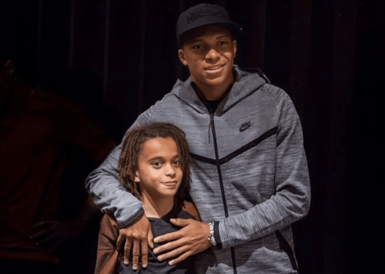 Kylian Mbappé avec son petit frère 