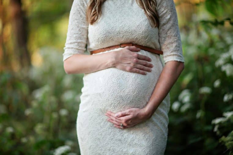 Une femme enceinte a été secourue par un homme sans papiers, il lui a permis d'accoucher