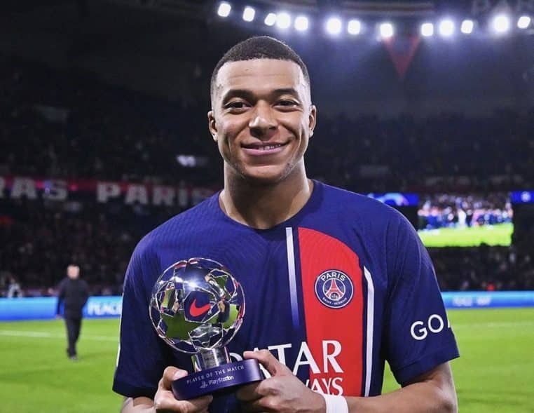 Kylian Mbappé avec son trophée d'homme du match 