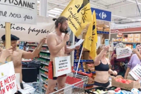 agriculteurs supermarche carrefour nus (2)